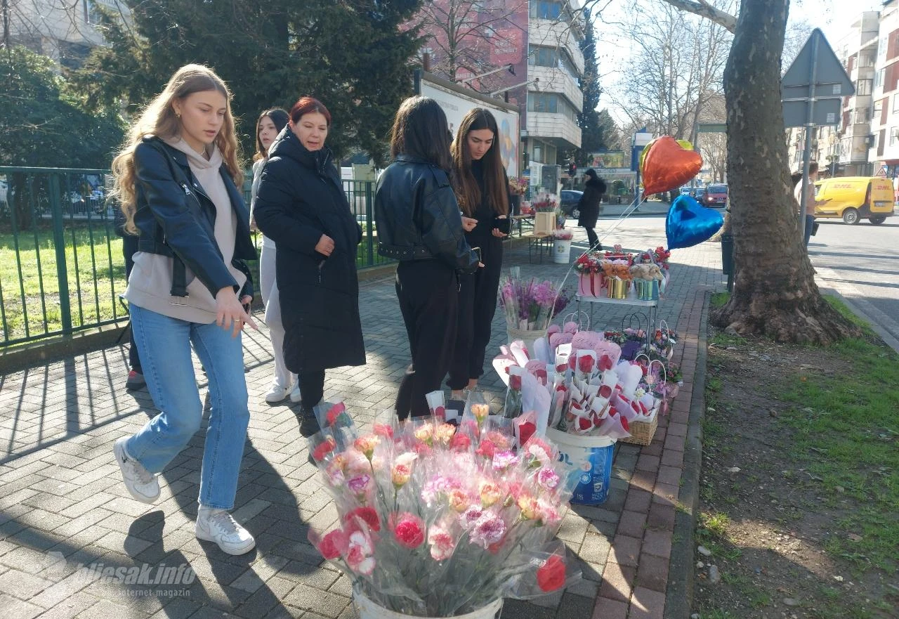 FOTO | Prodavači na ulicama, ponuda šarolika - Provjerili smo cijene 