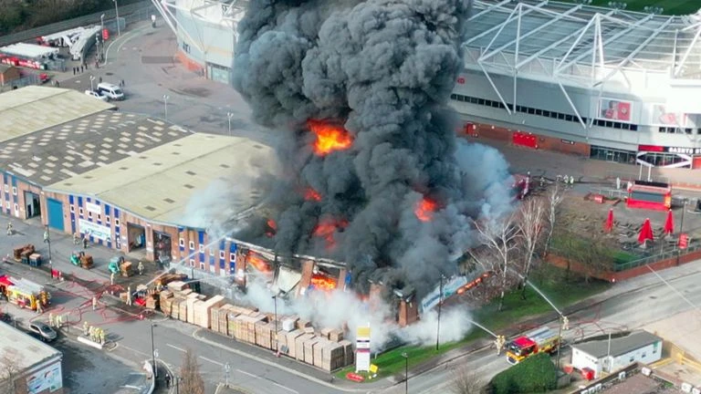 VIDEO I Zbog požara u blizini stadiona utakmica odgođena