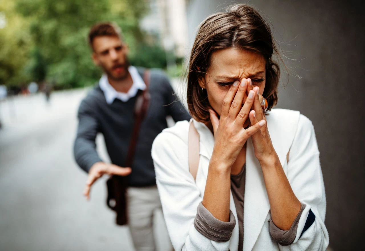 5 sigurnih znakova straha od napuštanja i kako si pomoći?