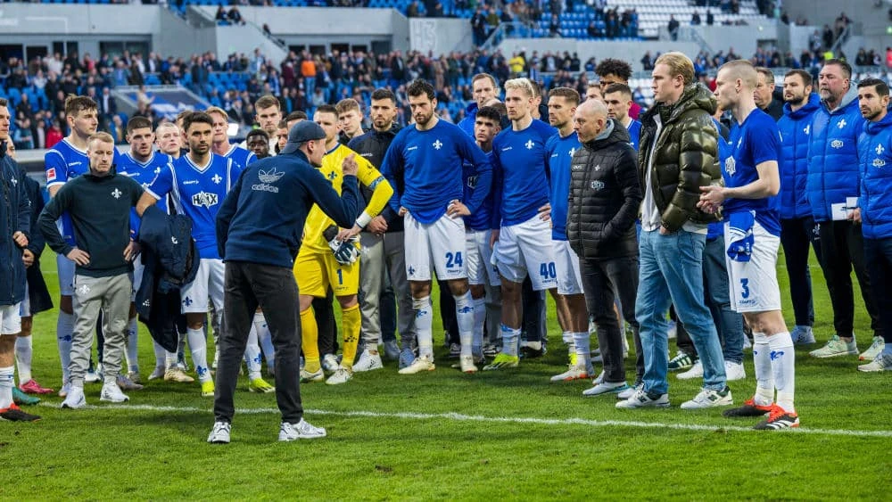 VIDEO I Vođa navijača postrojio igrače Darmstadta