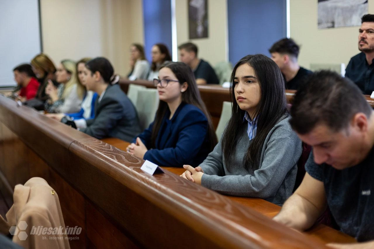 Mostarski učenici na jedan dan sjeli u vijećničke fotelje