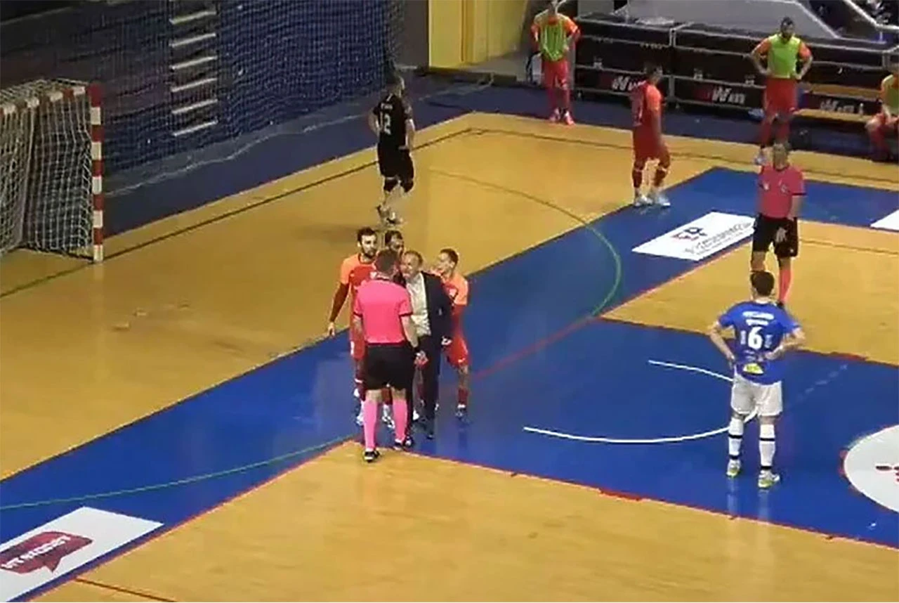 Službeni predstavnik Mostar SG se verbalno i fizički obračunao sa sucem