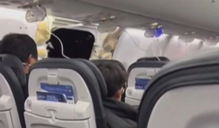 Boeingovom avionu za vrijeme leta otpala vrata