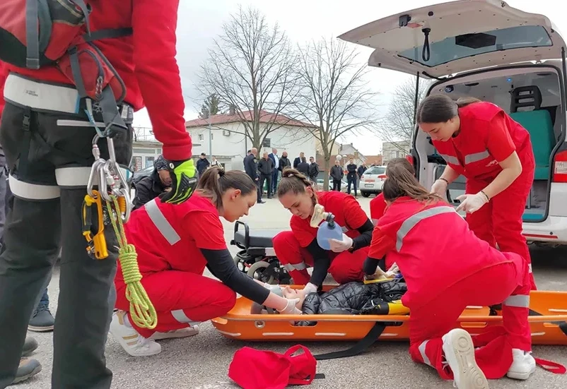 Požar na trećem katu osnovne škole: Intervenirali vatrogasci i GSS
