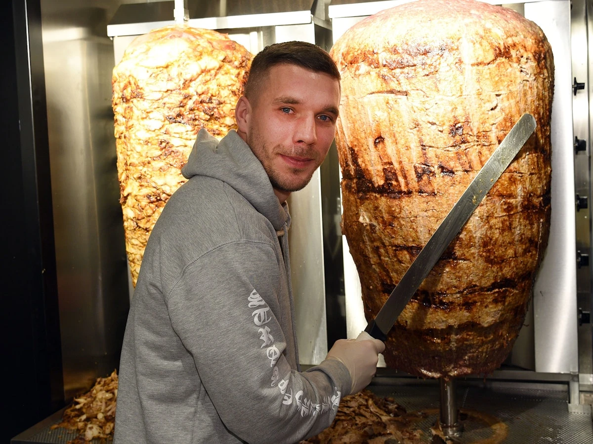 VIDEO I Podolski još igra, ali se bogati na kebabu