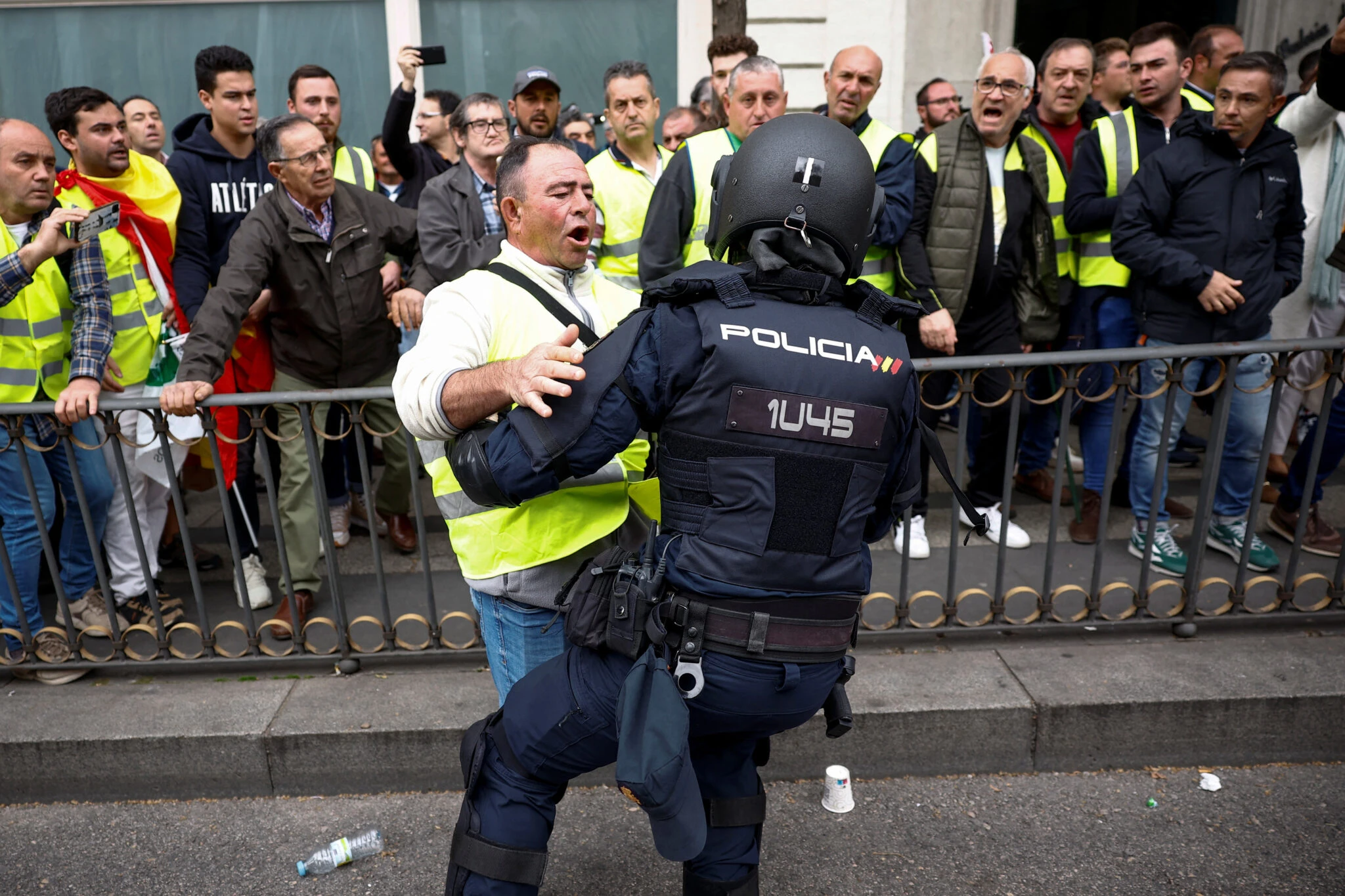 VIDEO | Neredi u Bruxellesu i Madridu: Prosvjednici pale gume, vodenim topovima protiv njih
