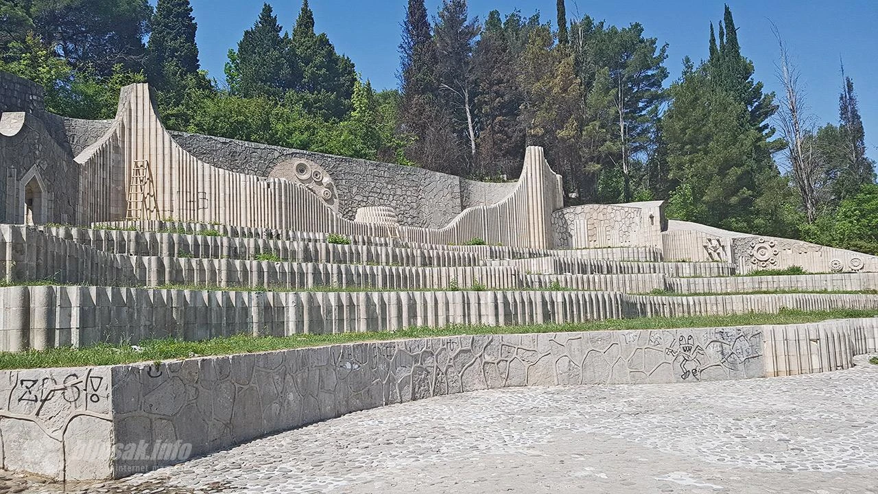Vruće, hladno – Kako je tekla obnova Partizanskog groblja u Mostaru?