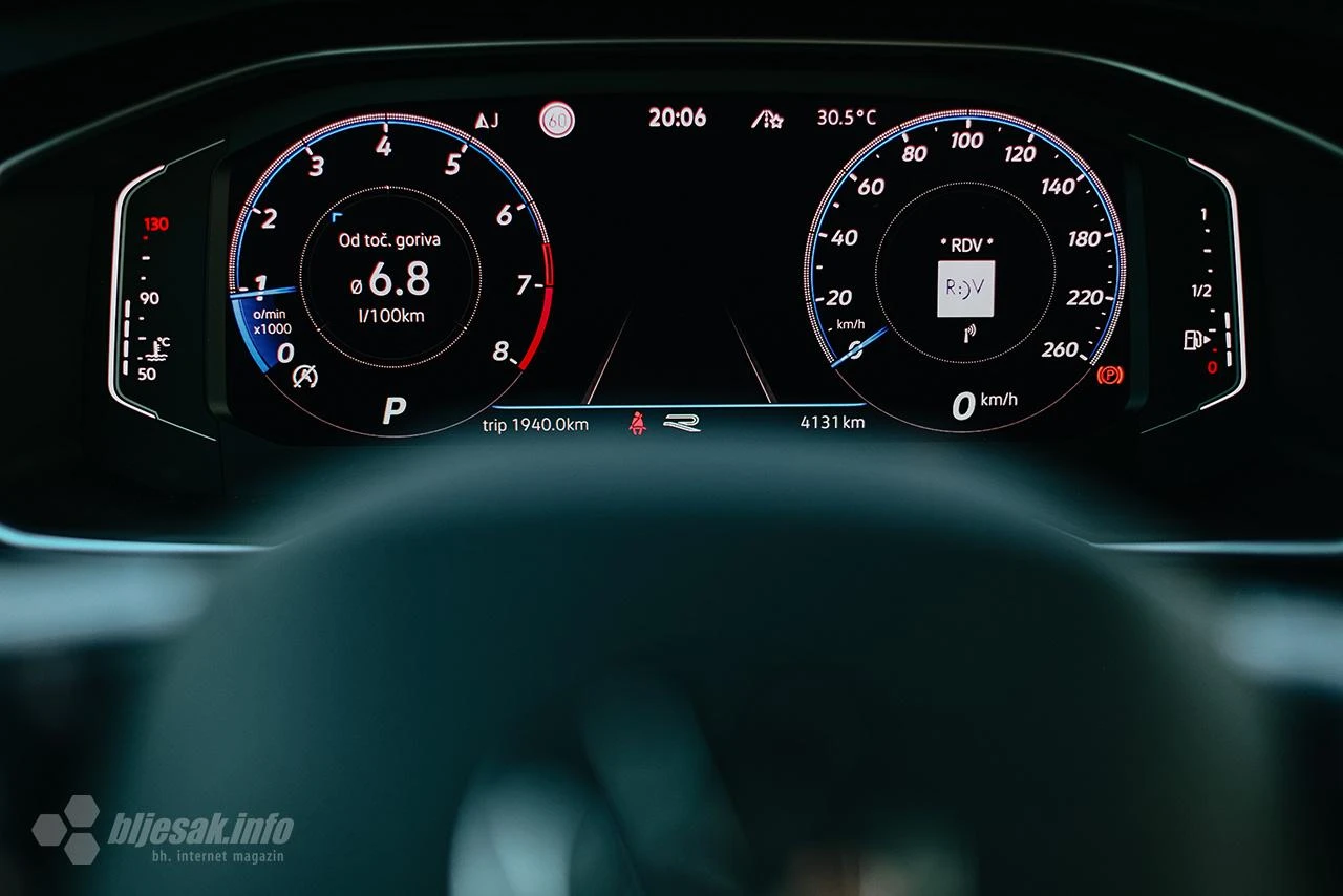 Zašto polovina vlasnika električnih automobila i dalje vozi benzinske ili dizelske automobile?