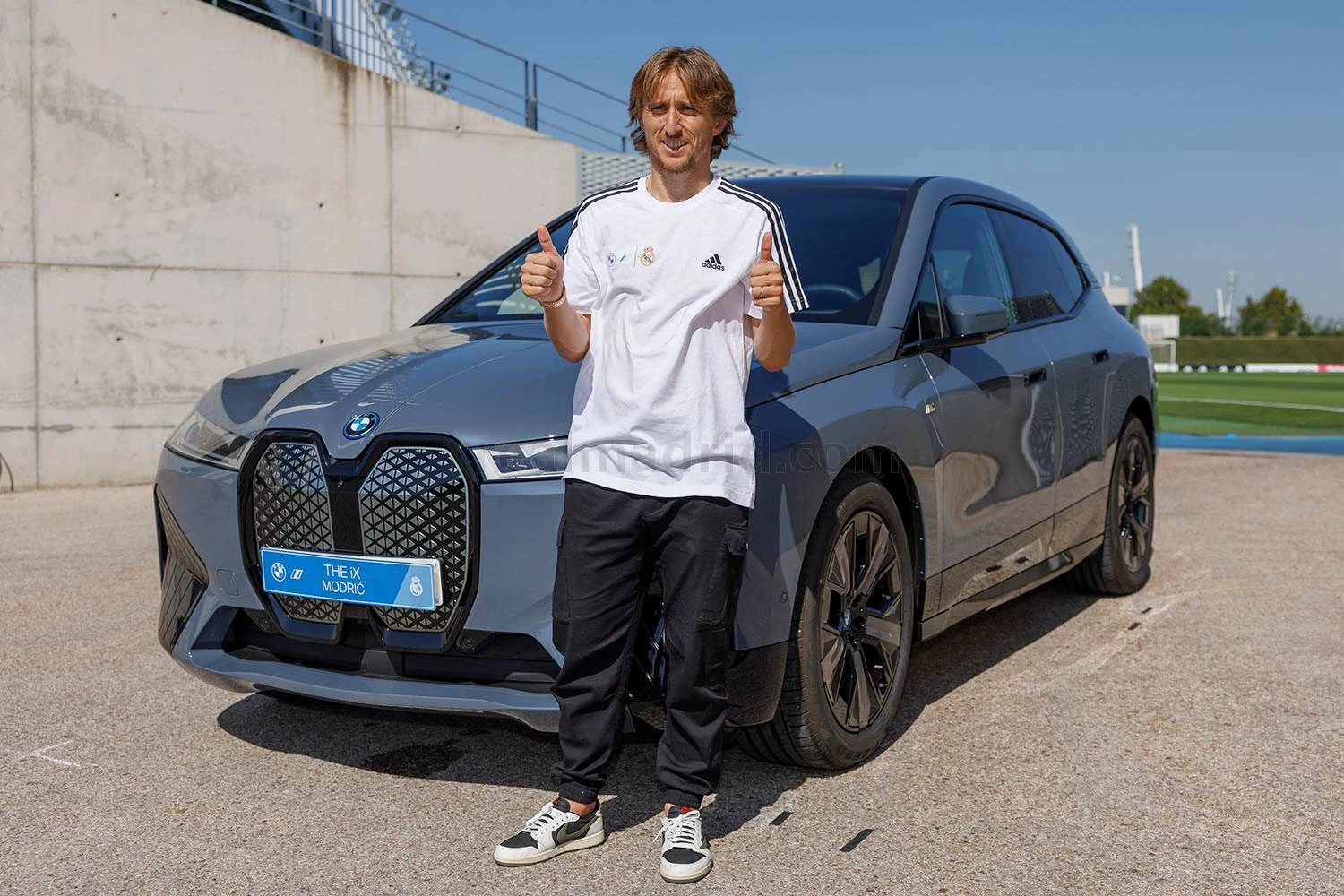 Modrić u centru Madrida pokazao novi luksuzni automobil