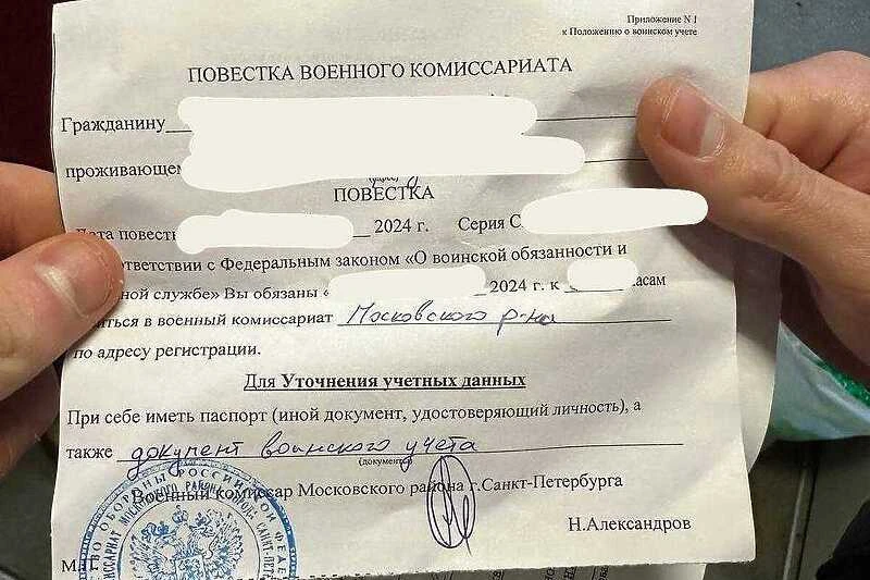 Uhićenima zbog odavanja počasti Navalnom počeli stizati pozivi u vojsku