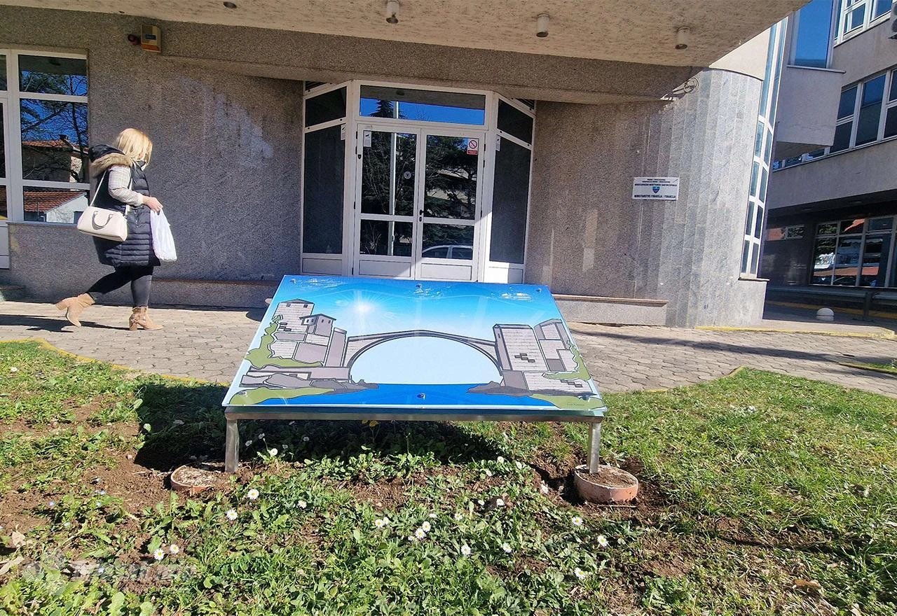 FOTO | Grbovi i most pred ministarstvom u Mostaru