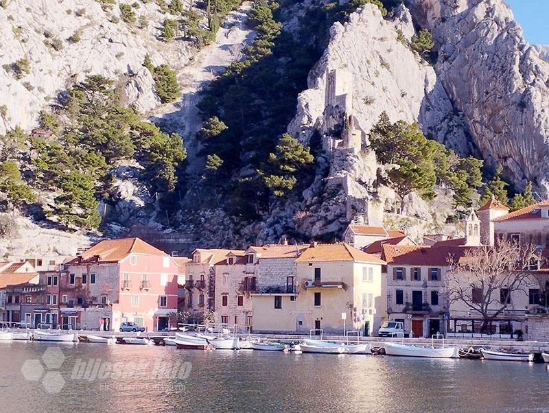 Omiš: Pod skutima Mirabele, u zazivu Mile Gojsalića