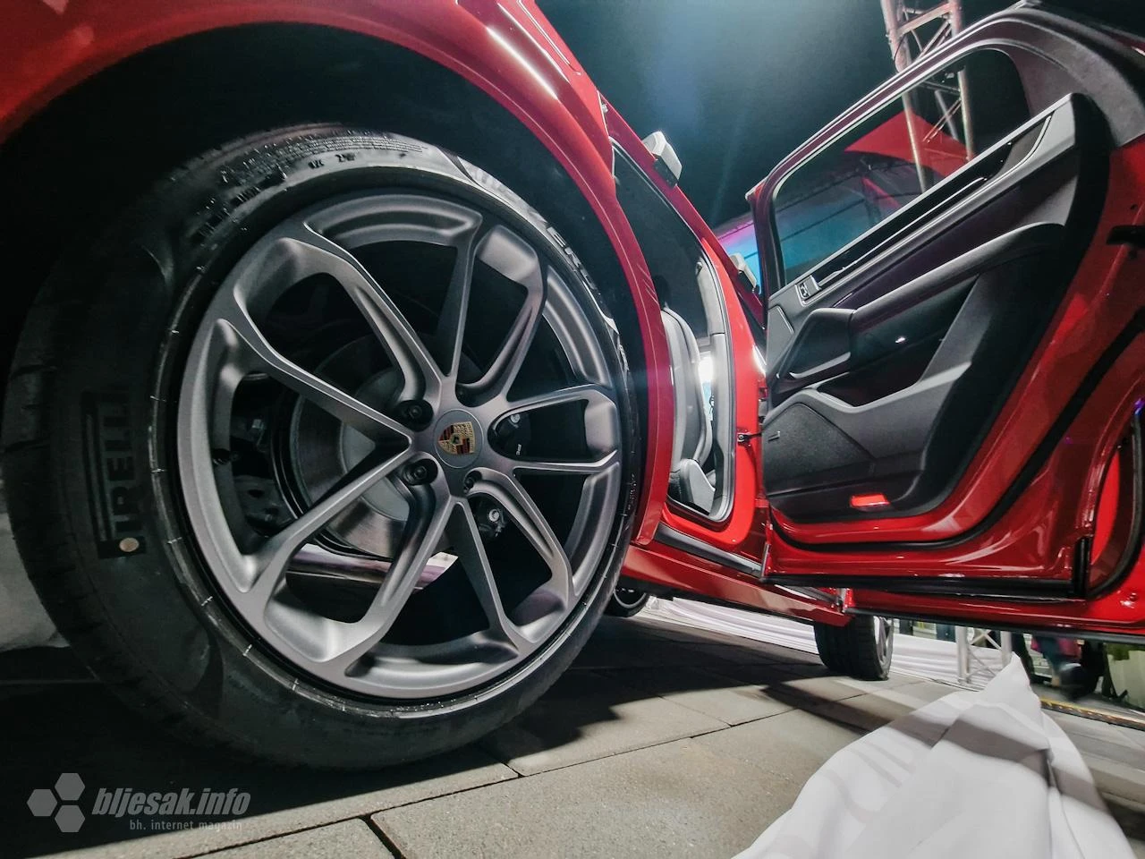 Tisuće Audija i Porschea zapelo zbog kineskih dijelova