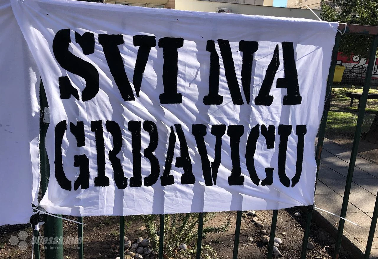 FOTO | Mostar: Ultrasi transparentima pozvali navijače na Grbavicu