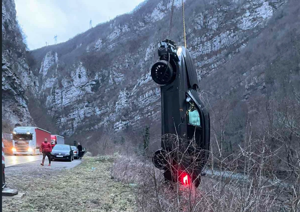 Bračni par porijeklom iz Bugojna sa troje djece sletio u Vrbas kod Jajca: Uspjeli se spasiti iz automobila