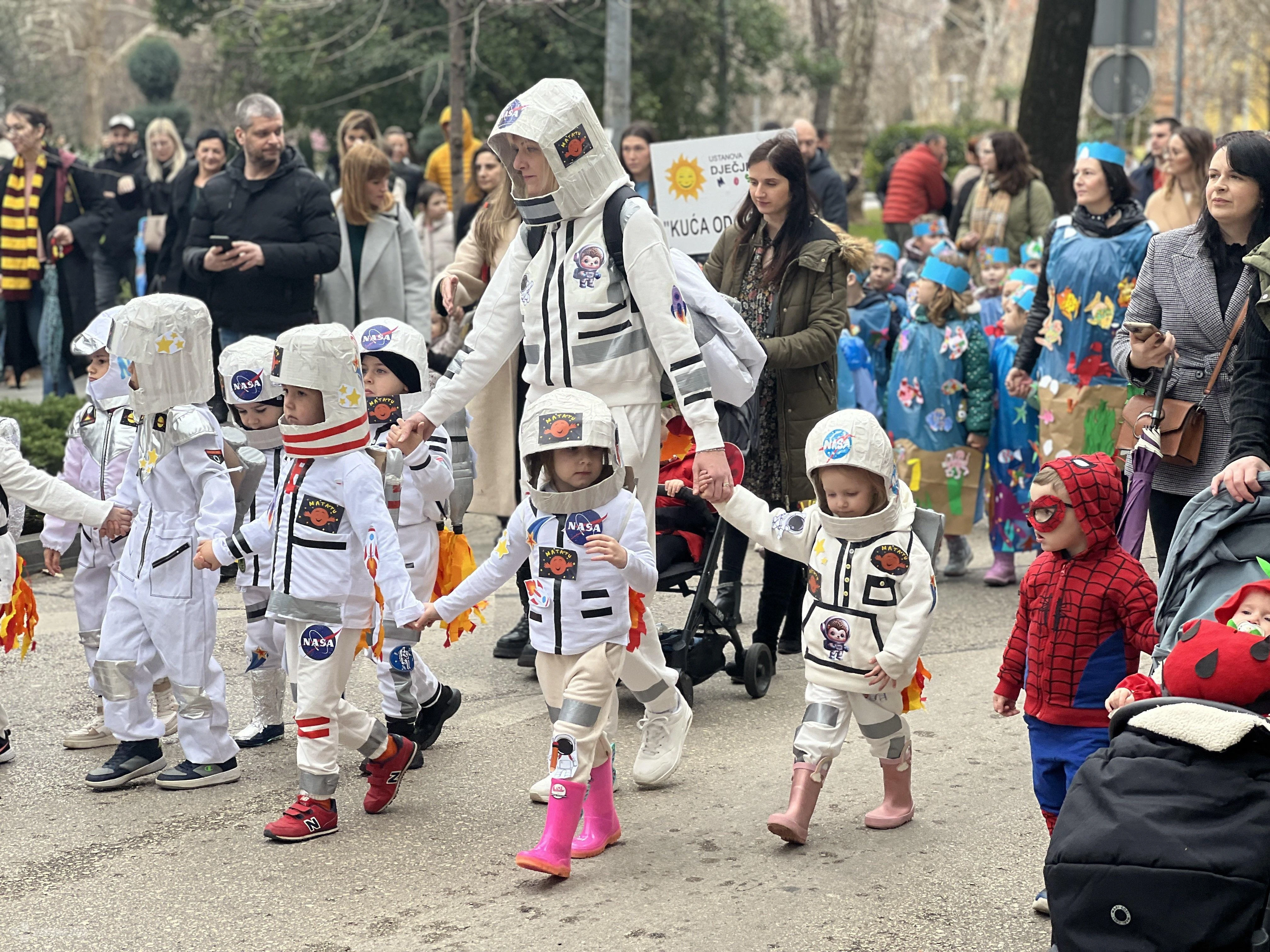 FOTO Jagode, grašak, mrkvice…Veseli karneval na ulicama Mostara