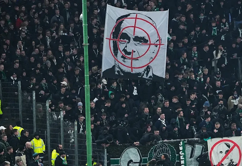 Navijači ludovali na tribinama u Hamburgu, utakmica prekinuta