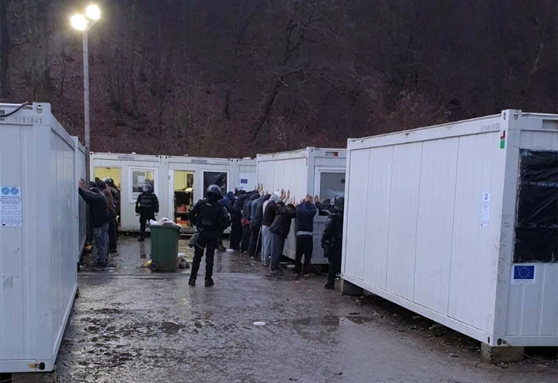Više od 150 policijskih službenika pretresalo migrantski centar u Blažuju
