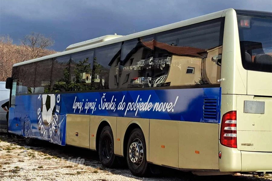 NK Široki Brijeg brendira klupski autobus