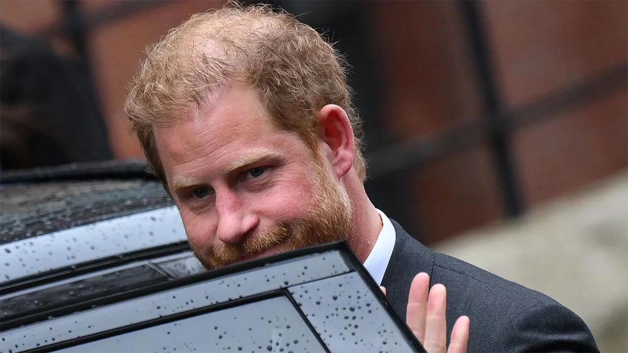 Princ Harry radi oca doputovao u London