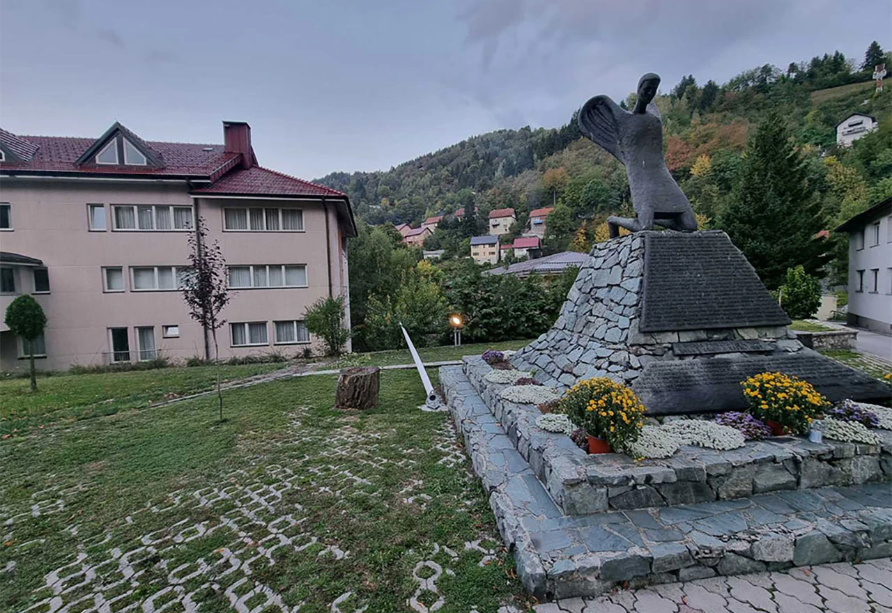 Potvrđena optužnica zbog rušenja jarbola na spomeniku u Varešu