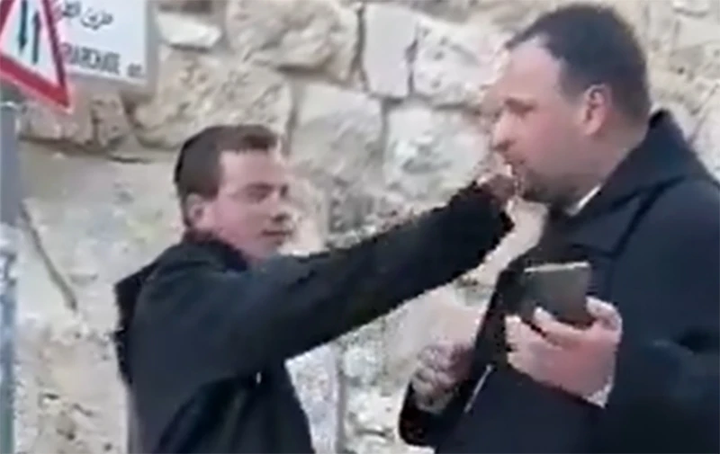 VIDEO | Mladi Židovi pljuvali, psovali i udarali katoličkog svećenika u Jeruzalemu
