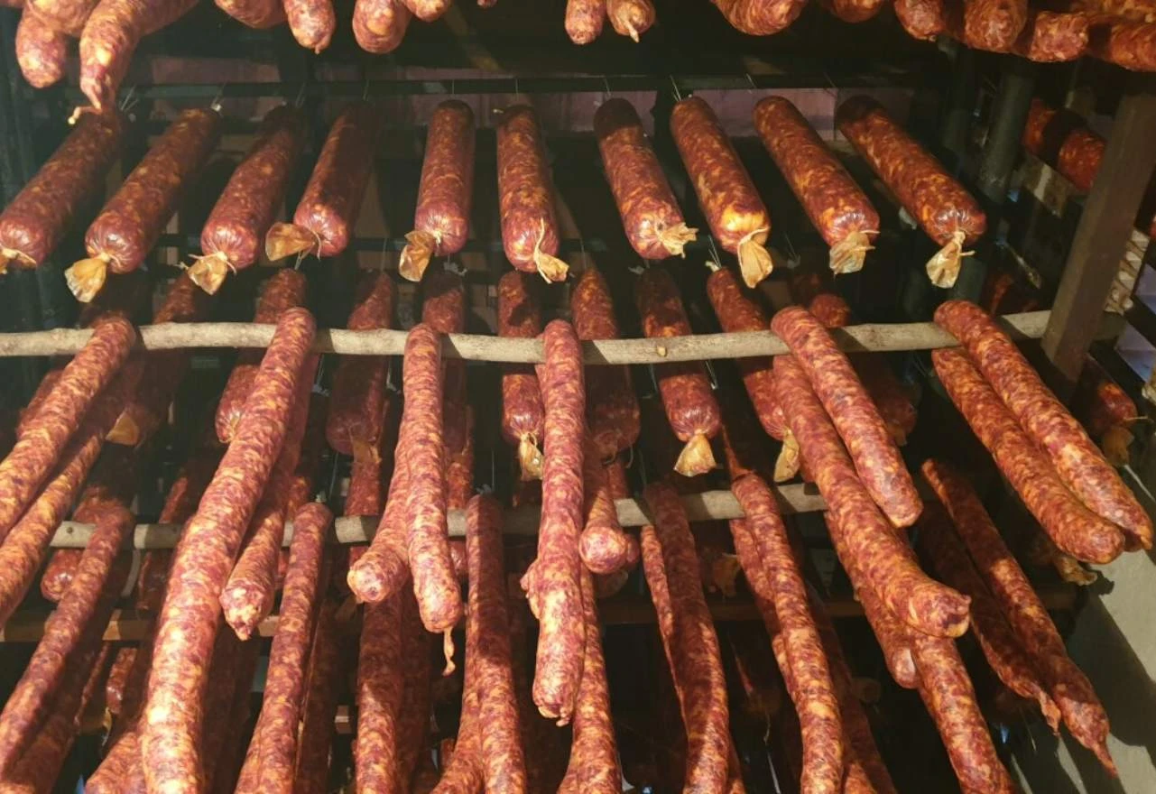 Dimio meso na terasi, pa skoro zapalio kuću