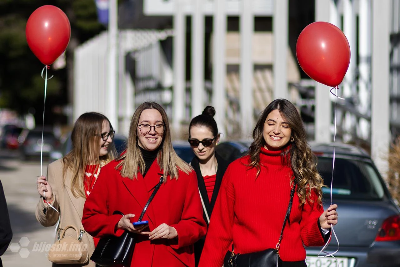 Studentice u crvenom prošetale Mostarom: Imaju poseban razlog 