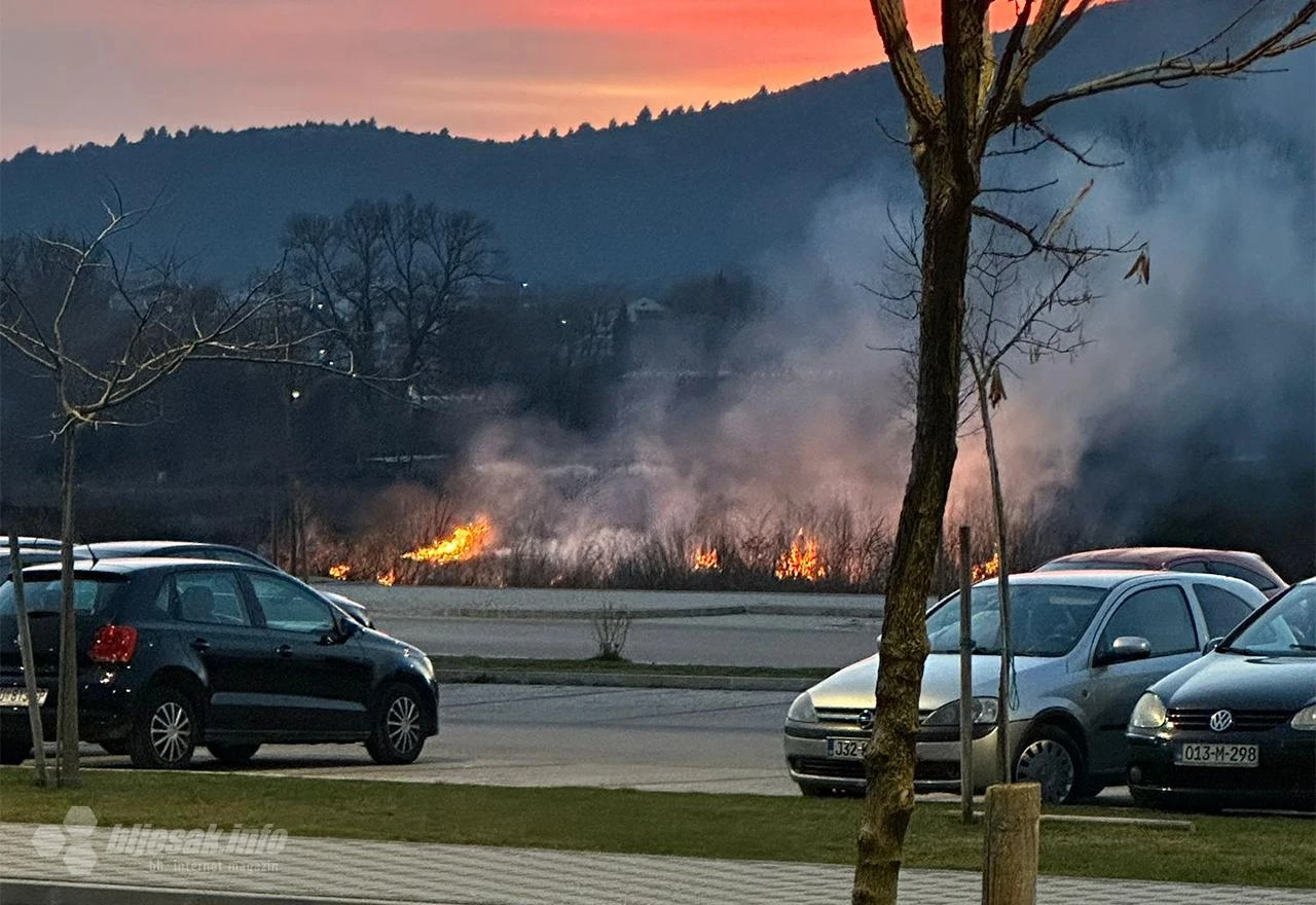 FOTO | Čapljina: Gorjelo kod zgrada, intervenirali vatrogasci