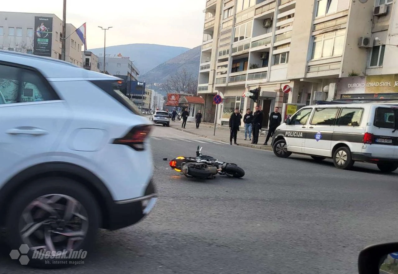 FOTO | Sudarili se osobni automobil i motor u središtu Mostara