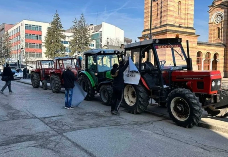 Poljoprivrednici traktorima 'opkolili' Gradsku upravu Banja Luka 