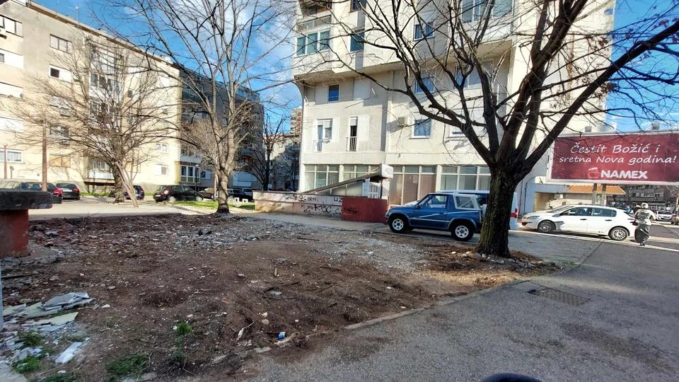 Nezadovoljstvo građana: Prostor oko Mostarke pretvoren u blato i otpad nakon uklanjanja pekare