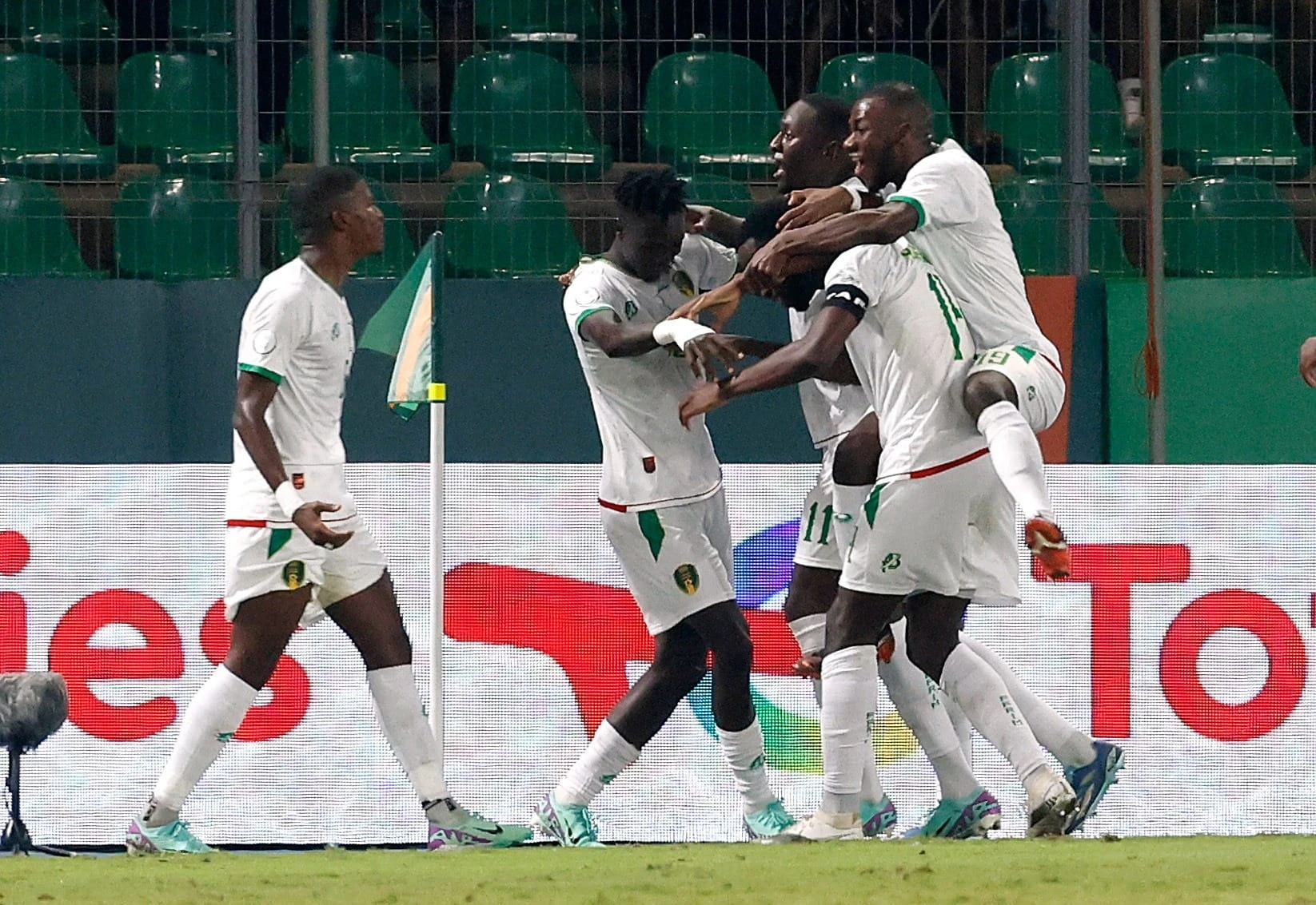 VIDEO I Mauritanija šokirala Alžir, Kamarun eliminirao domaćina