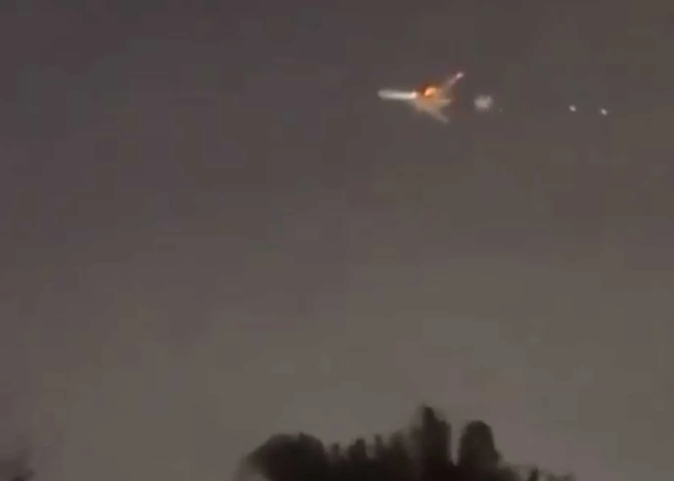 Sve snimili: Boeing 747-8 hitno sletio nakon eksplozije motora u zraku!