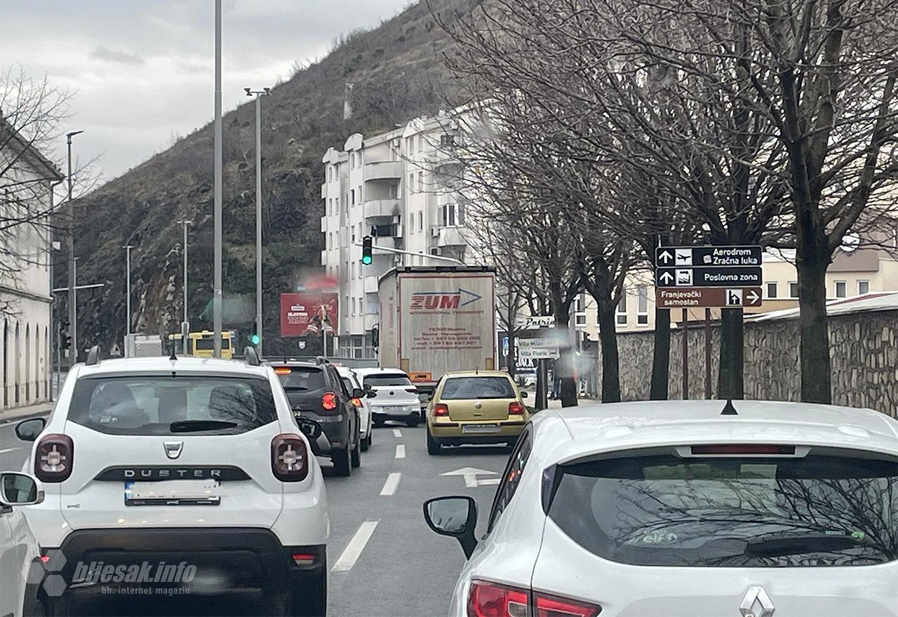 FOTO | Pokvareni tegljač izazvao prometni kaos u Mostaru