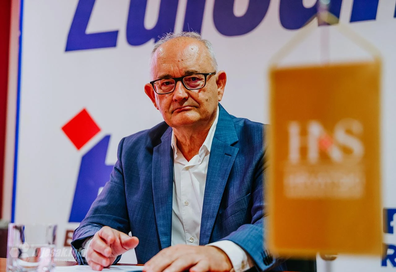 I HNS diže ruke  - Prihvatit će Schmidtove odluke
