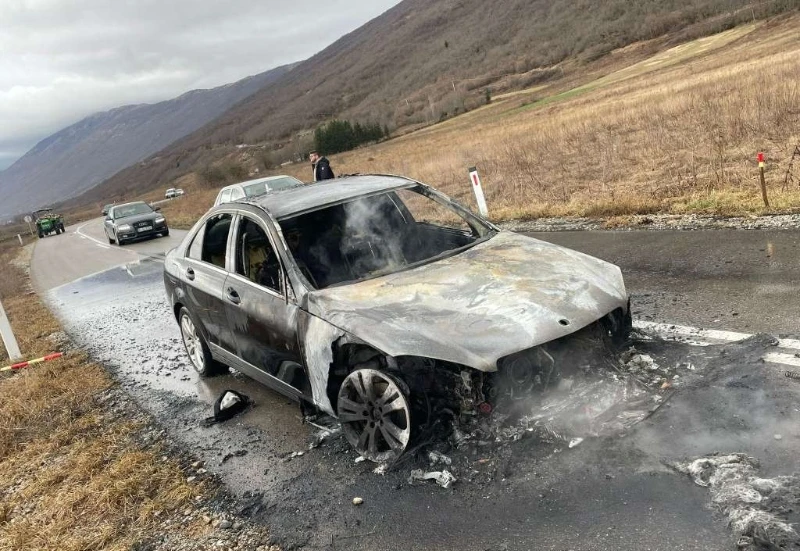 Zapalio se i izgorio Mercedes