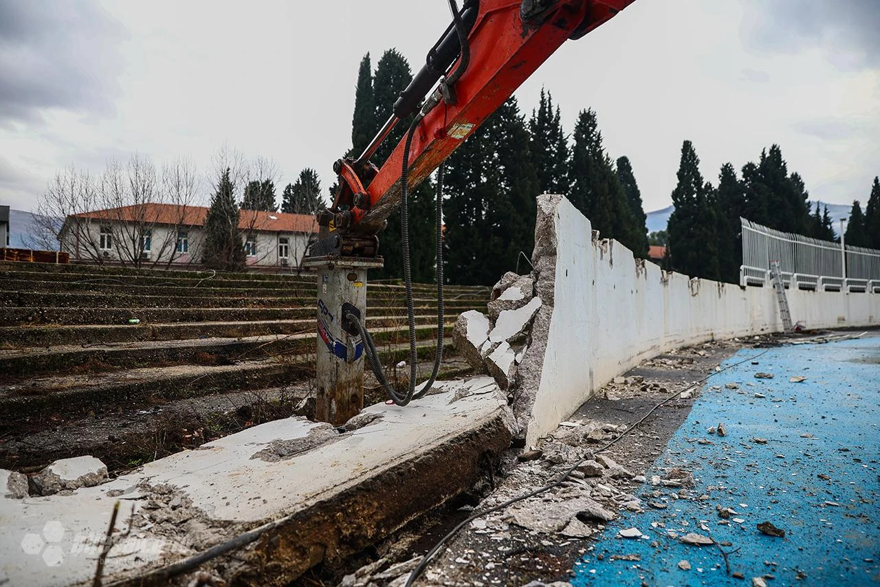 Mašinerija na stadionu HŠK Zrinjski: Krenuli pripremni radovi