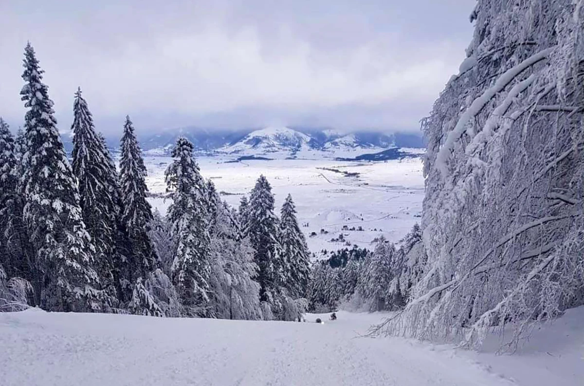 Oblačno sa kišom, na planinama snijeg
