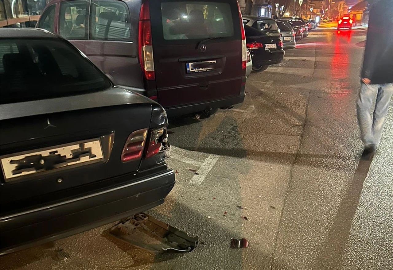 Grude: Udario dva parkirana automobila pa pobjegao