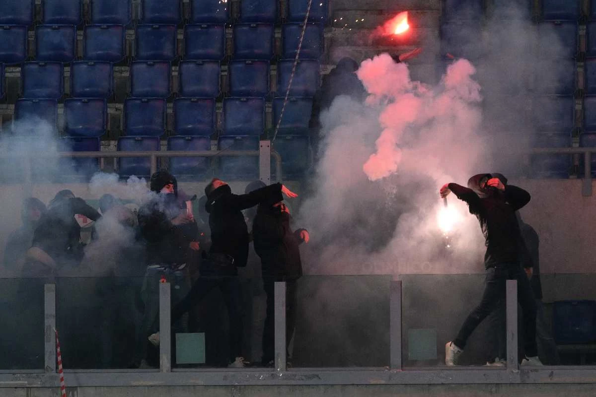 VIDEO I Neredi u Rimu na stadionu i poslije utakmice, igrač Rome pogođen flašom 