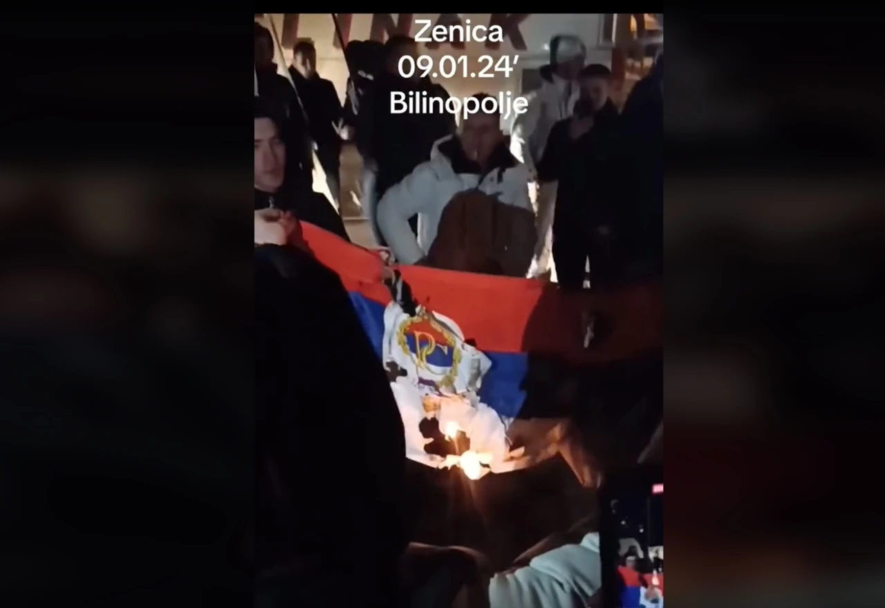 Zapaljena zastava RS, okupljeni uzvikivali: "Allahu ekber"