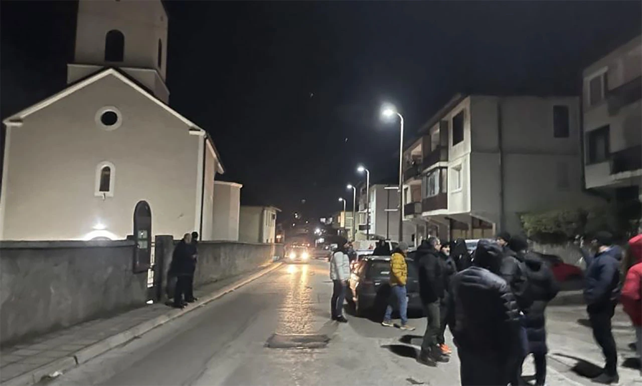 Tenzije u Konjicu - Prosvjed građana zbog srpske zastave na crkvi 