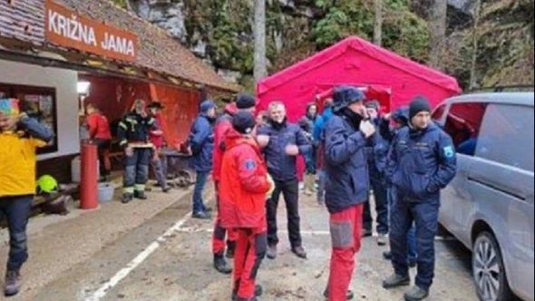 Obitelj i dva vodiča zapeli u golemoj špilji: Velika akcija spašavanja