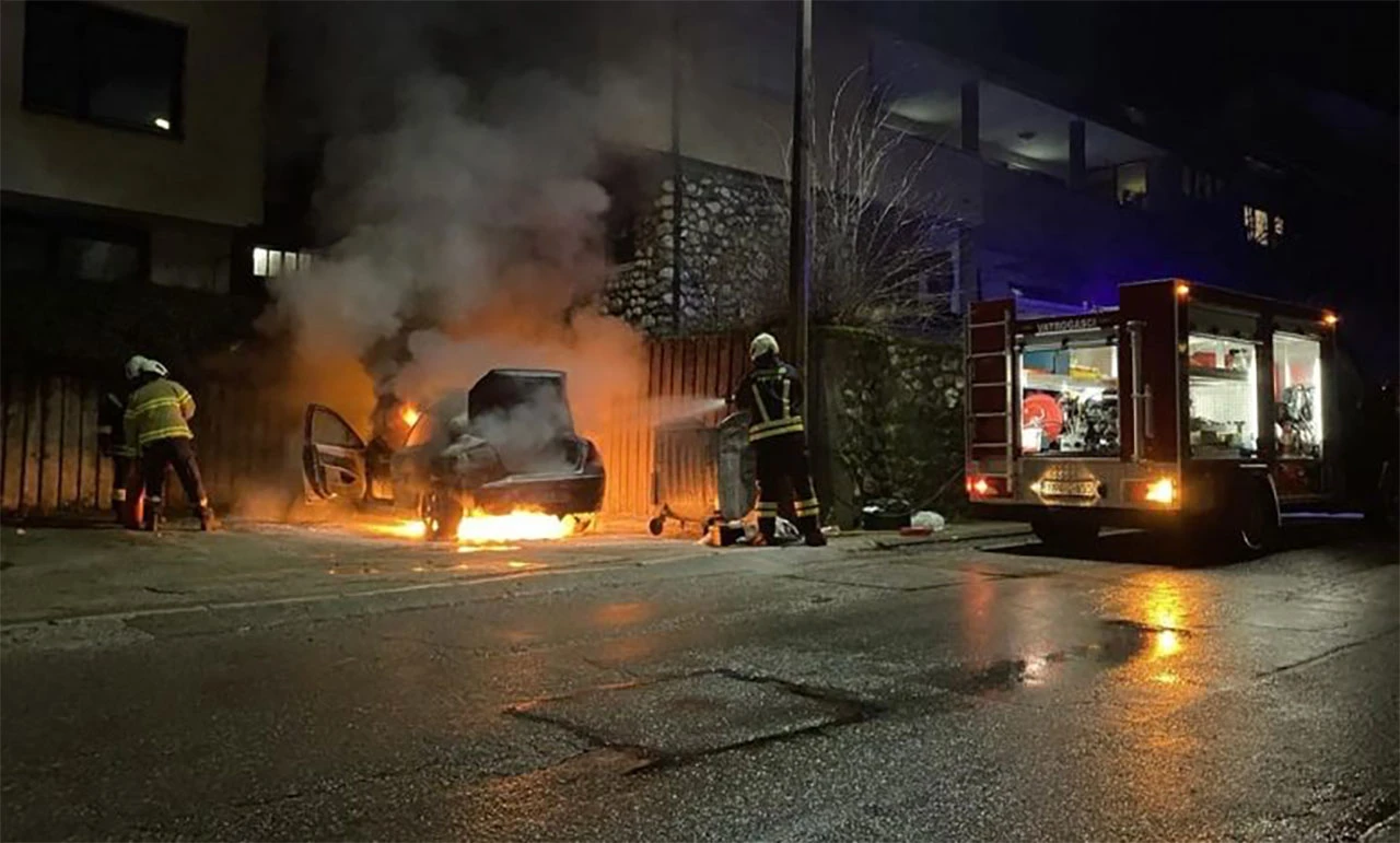 VIDEO Zapaljeno vozilo u Konjicu, policija traga za počiniteljem