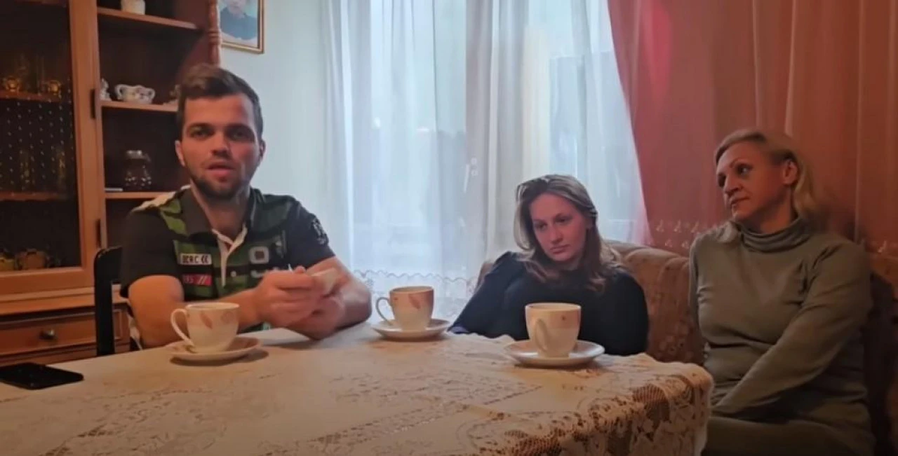 VIDEO | Bosanac koji živi sa dvije žene objavio vijest: "Dajte pite, obje su trudne"