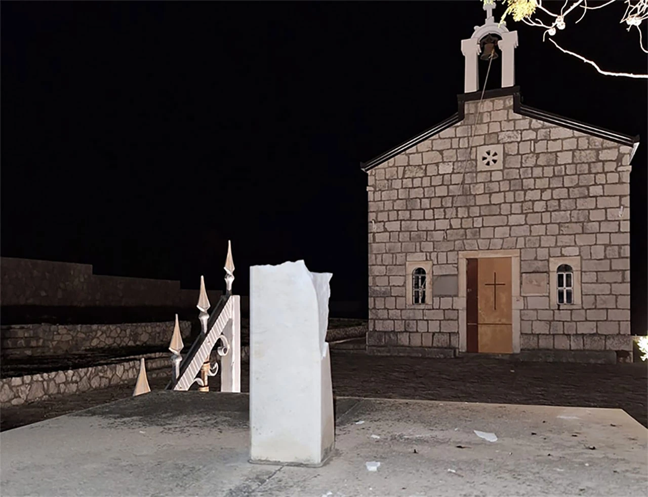 Vandalski čin u Neumu: Polomljeni križevi kod crkve