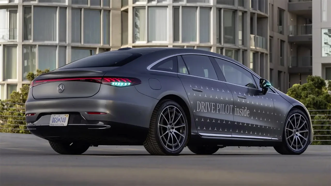 Mercedesi će posebnim svjetlima signalizirati kada voze autonomno