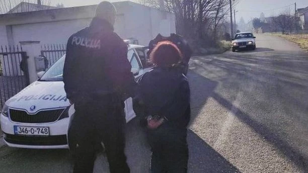 Žena koja je naoružana hodala cestom kod Mostara bit će upućena na psihijatriju