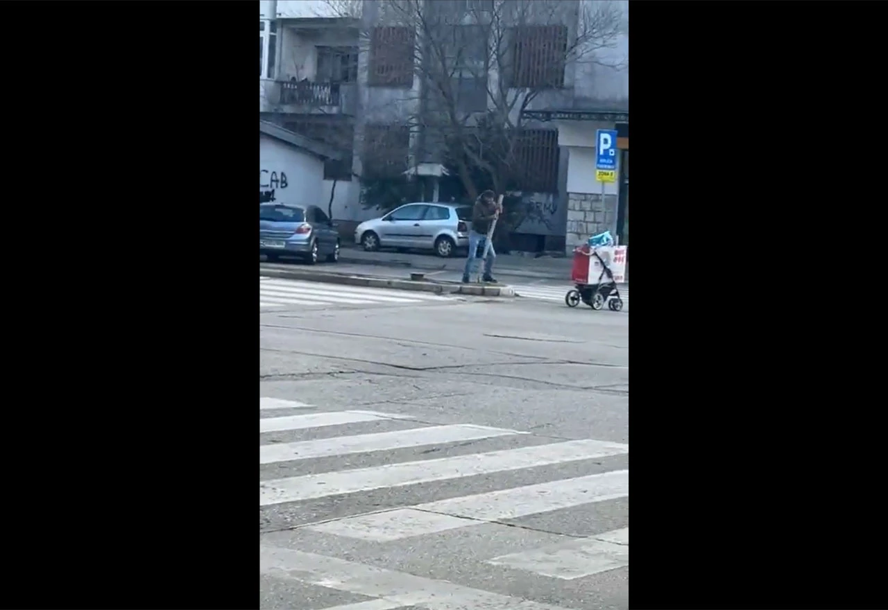 VIDEO | Mostar: Muškarac usred bijela dana čupa i krade prometni znak